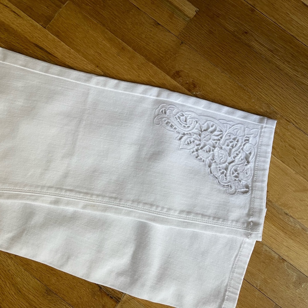 J.jill  White Cropped Jeans with Intricate Embroidery 34”w 35L. 23” inseam